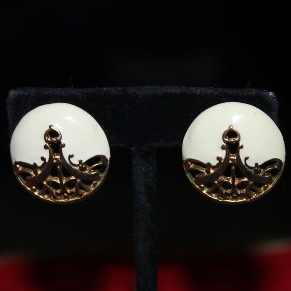 Vintage Gold Tone Filigree Bracelet with matching earrings  (Monet) - Picture 4 of 12